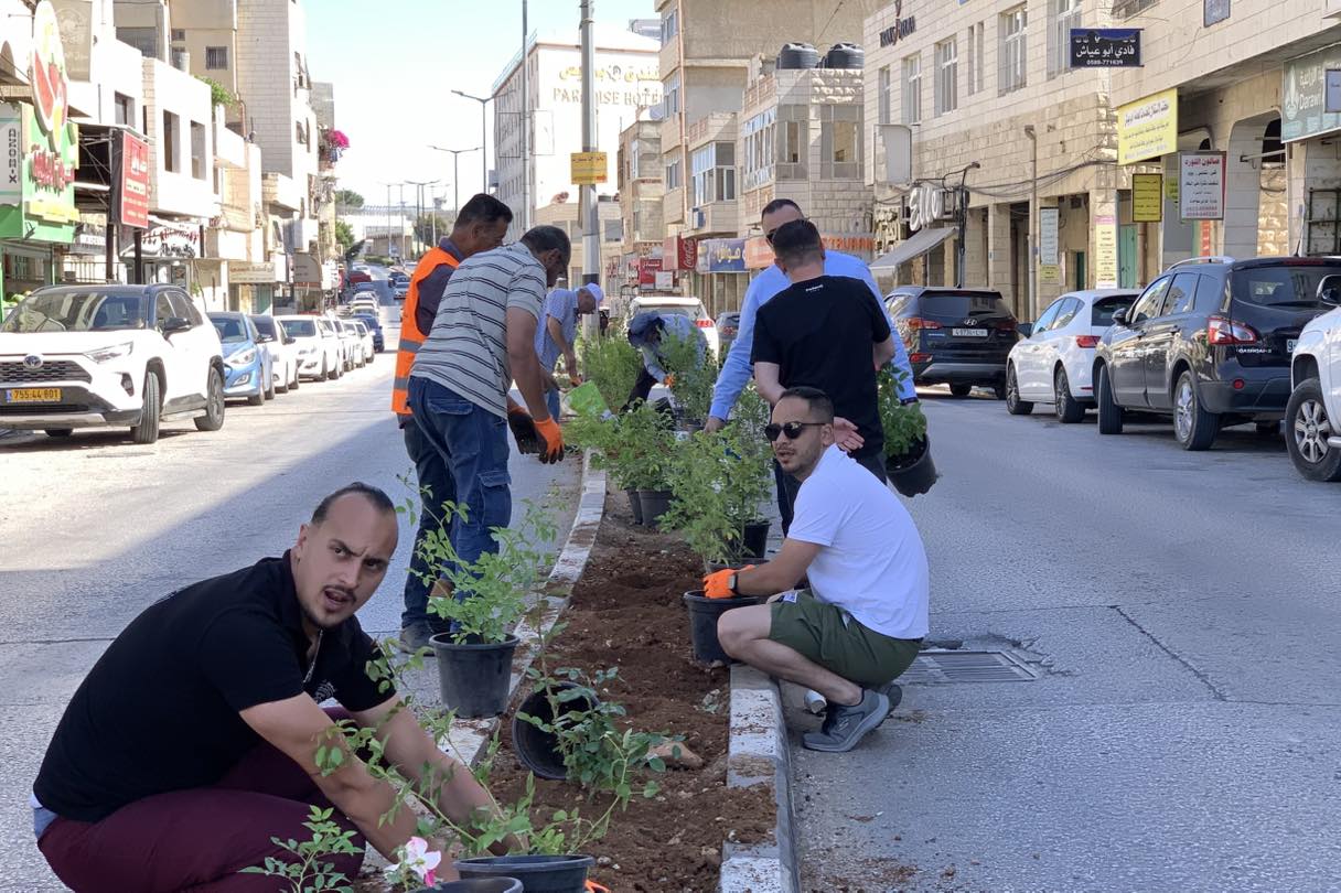 ضمن مشروع "بيت لحم مدينة خضراء" بلدية بيت لحم تنظّم نشاطًا بيئيًا لتنظيف وتخضير شارع المهد