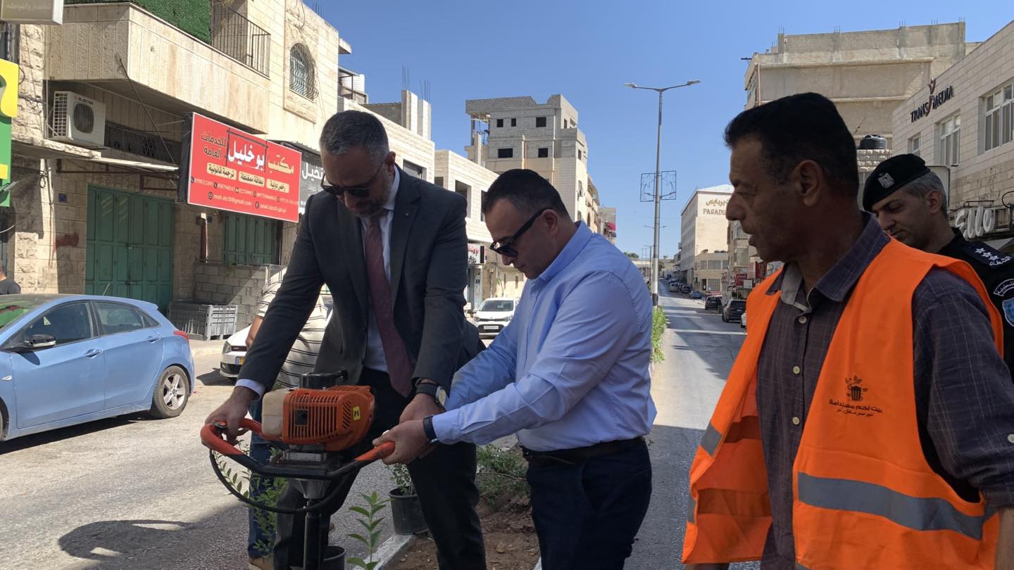 ضمن مشروع "بيت لحم مدينة خضراء" بلدية بيت لحم تنظّم نشاطًا بيئيًا لتنظيف وتخضير شارع المهد