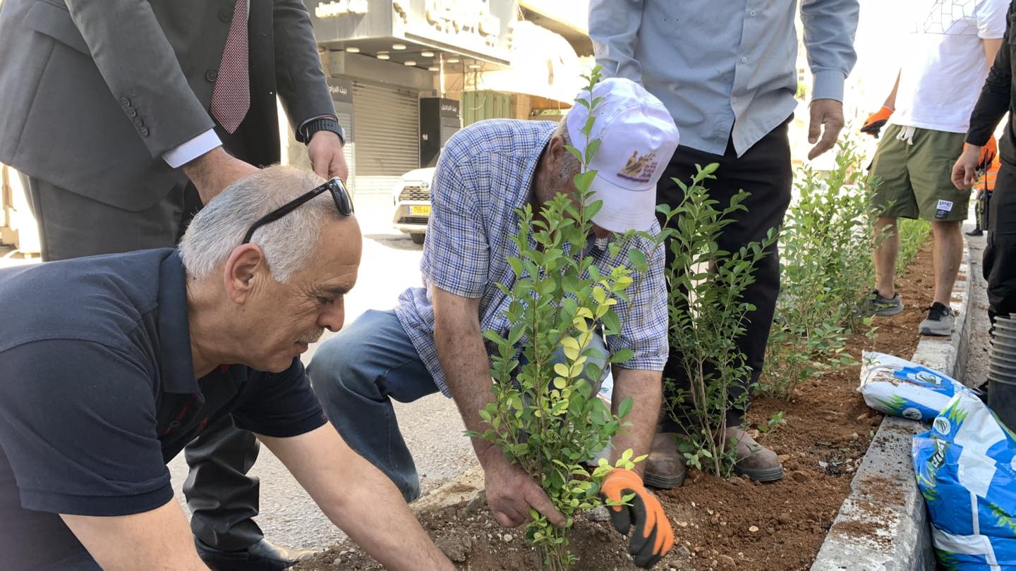 ضمن مشروع "بيت لحم مدينة خضراء" بلدية بيت لحم تنظّم نشاطًا بيئيًا لتنظيف وتخضير شارع المهد