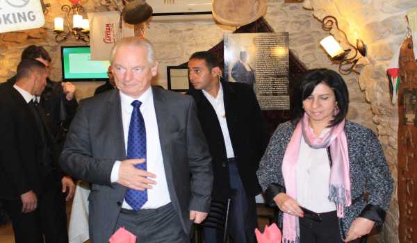 رئيسة بلدية يبت لحم تستقبل وزير الصرف العام في المملكة المتحدة فرنسيس مود