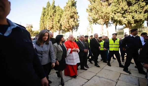  رئيسة وأعضاء بلدية بيت لحم يشاركون في استقبال الكاردينال باسيتي