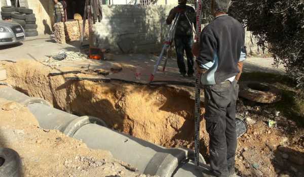 رئيسة بلدية بيت لحم تقوم بجولة لتفقد سير أعمال تعبيد شوارع بيت لحم