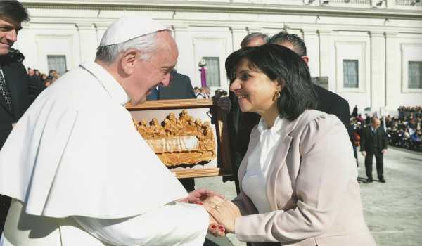 رؤساء بلديات بيت لحم وبيت جالا وبيت ساحور يلتقون قداسة البابا فرنسيس والعديد من المسؤولين والسفراء ويطالبونهم بالعمل على وقف الاستيطان وبناء الجدار