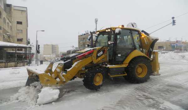 فريق طوارىء بلدية بيت لحم يقوم بمجموعة من المهام بعد اشتداد المنخفض الجوي منذ ليلة أمس 