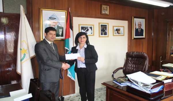 البنك الاسلامي العربي يتبرع بمبلغ 5000 دولار لصالح مشروع دوار واد شاهين