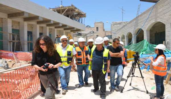 بلدية بيت لحم تشارك في الإستلام التقني لمقطع من سوق بيت لحم القديم الجاري إعادة تأهيله