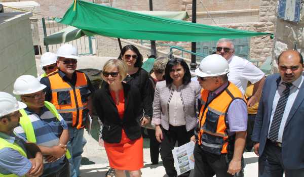 الأستاذة فيرا بابون وجوانا منتلو تتفقدان مشروع السوق القديم ومركز خدمة الجمهور