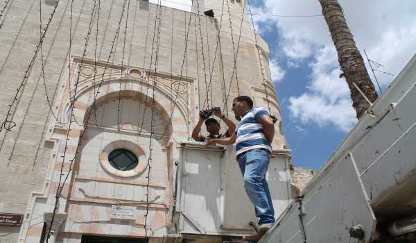 بلدية بيت لحم تعمل على تزيين مساجد المدينة والشوارع والحارات والميادين إستعدادا للشهر الفضيل 