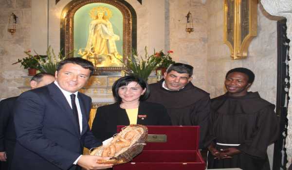 رئيسة بلدية بيت لحم تشارك في إستقبال رئيس الوزراء الايطالي وترافقه في جولته الى كنيسة المهد