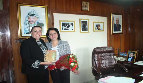 مديرة التربية والتعليم تكرم لجنة ضريبة المعارف ممثلة برئيستها بابون لدعمها حفل تكريم المتفوقين في الثانوية العامة