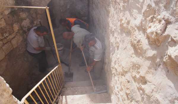 بلدية بيت لحم تعمل على تنظيف الأحواش القديمة في مدينة بيت لحم