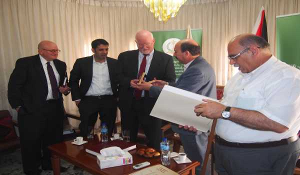 مدير عام بلدية بيت لحم وعضوا المجلس المعطي وروك يستقبلان ممثل الأديان والشؤون الدولية في وزارة الخارجية الامريكية 