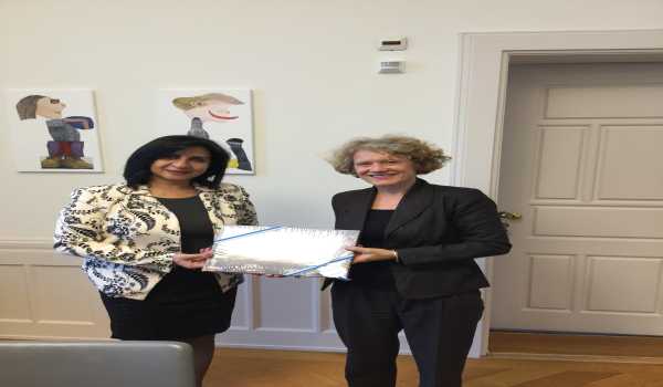 بابون تلتقي بمجموعة من رؤساء البلديات في سويسرا وتنقل لهم واقع الأزمة في فلسطين وتتحدث  لصالح دعم مستشفى كاريتاس الأطفال والعائلة المقدسة