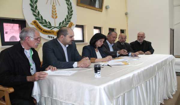 سعيا من بلدية بيت لحم لإنشاء مسلخ نموذجي، رئيسة البلدية ومدير أوقاف بيت لحم يوقعان  إتفاقية إستئجار وإستثمار لأرض وقفية