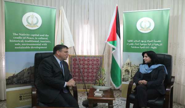 القنصل الأمريكي العام الجديد يزور بلدية بيت لحم ويلتقي رئيسة البلدية 