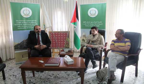 نائب رئيسة بلدية بيت لحم يلتقي بوفد أوروبي رفيع المستوى وينقل لهم واقع المدينة 