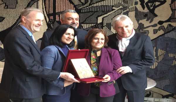 في إطار زيارتها لكولون وينا الألمانيتين بابون تترأس حفل إستقبال لرصد تبرع لصالح عملية ترميم كنيسة المهد وتشارك في مؤتمر البلديات 