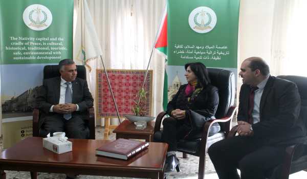 في إطار زيارته الرسمية الأولى الى بلدية بيت لحم الوزير الأعرج يلتقي بابون ويستمع للتحديات التي تواجه الهيئات المحلية في المحافظة 