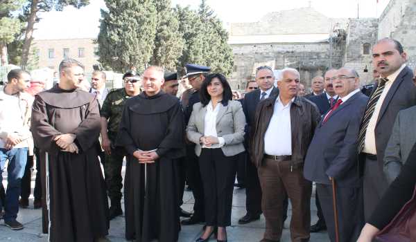 رئيسة وأعضاء بلدية بيت لحم يشاركون في إستقبال حارس الاراضي المقدسة 