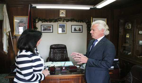 رئيسة بلدية بيت لحم تستقبل سفير منظمة مالطا وبدوره يبلغها قرار حكومته بتكريمها الشهر القادم