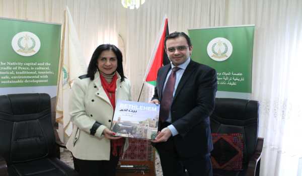 في اطار زيارته الأولى إلى بلدية بيت لحم وزير الثقافة يلتقي بابون ويتناقشان حول ترشيح بيت لحم عاصمة الثقافة العربية 2020