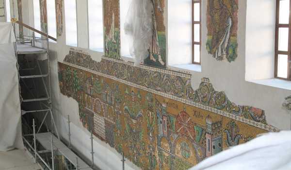 إكتشاف أيقونات تاريخية كبيرة مصنوعة من الذهب على جدران كنيسة المهد