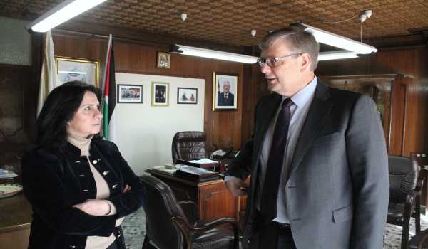 بابون تلتقي بممثل هولندا لدى فلسطين ويتباحثان سبل التعاون المشترك 