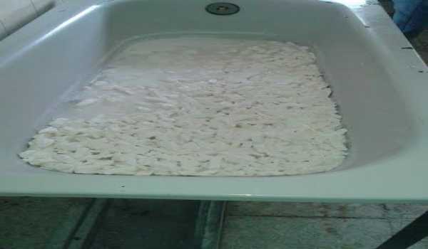 قسم التفتيش الصحي في بلدية بيت لحم يتلف مواد غذائية غير صالحة للإستهلاك البشري