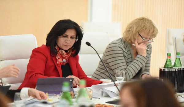 خلال جولتها في إيطاليا بابون تلتقي بعدد من الشخصيات الإيطالية وتُكَرم بجائزة كيارة لوبيك لدورها الرائد في المحافظة على قيم السلام