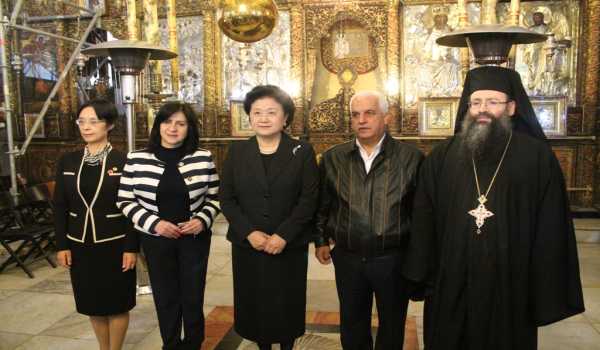  رئيسة بلدية بيت لحم تشارك في استقبال وفد صيني رفيع المستوى وترافقهم في كنيسة المهد