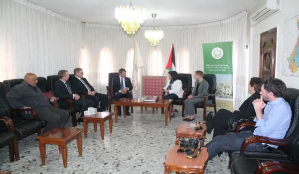 رئيسة بلدية بيت لحم تستقبل رئيس مقاطعة نيو سوث ويلز الأسترالية وترافقه في جولة إلى كنيسة المهد