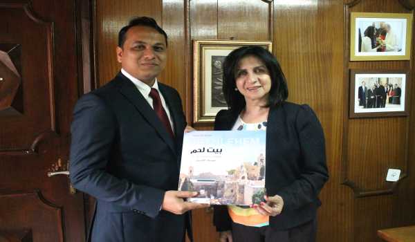 رئيسة بلدية بيت لحم تستقبل ممثل الهند في فلسطين وتضعه عند اخر تطورات المدينة