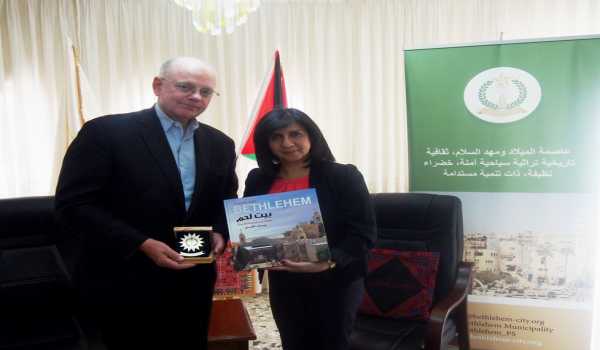 بابون تستقبل وفداً من الوكالة الأمريكية وتطلعهم على مركز خدمة الجمهور وواقع المدينة 