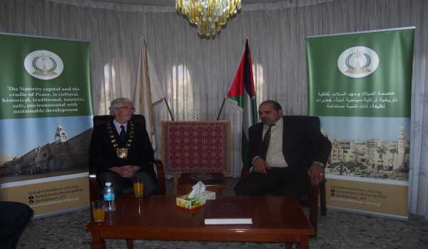 نائب رئيسة بلدية بيت لحم يستقبل وفداً من مقاطعة فنجال الإيرلندية يترأسه رئيس بلديتها