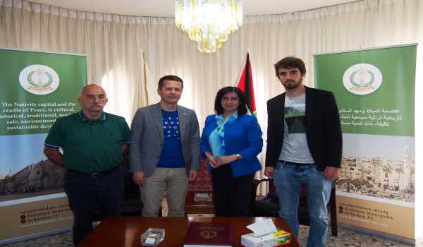 بابون تستقبل عضو مجلس الشيوخ الإسباني والوفد المرافق وتقدم لهم عرضاً مفصلاً عن طبيعة الحصار في بيت لحم 