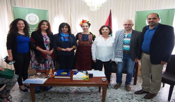 رئيسة بلدية بيت لحم تستلم زي تراثي بلغاري تأكيداً على التبادل الثقافي الفلسطيني والبلغاري