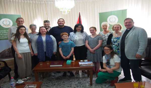 بابون تستقبل وفداً من كينينغتون البريطانية وتنقل لهم واقع المدينة وبدورهم يعربون عن رغبتهم في توقيع علاقة توأمة مع البلدية 