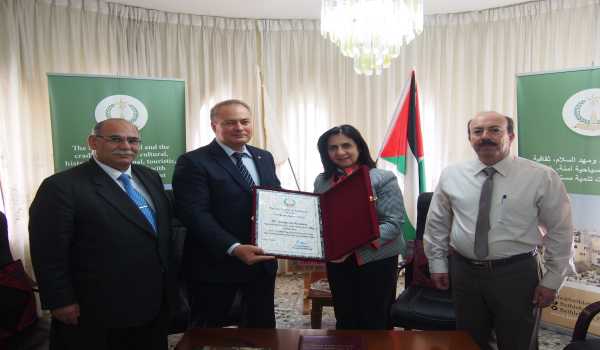 سفير روسيا الإتحادية يزور بلدية بيت لحم وبابون تكرمه لمجهوده الكبير 