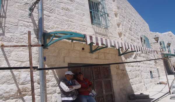 بالصور - إستمرار العمل في مشروع السوق القديم في مرحلته الثانية