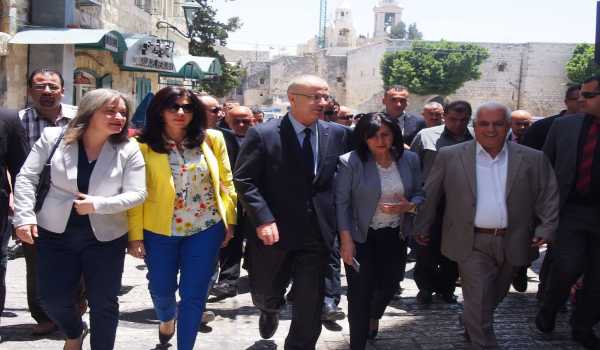 في زيارته إلى بيت لحم الحمدلله يجتمع مع عدد من الشخصيات الرسمية من بينهم  بابون وقضية المياه واسعار المنتجات على طاولة النقاش