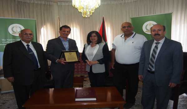 لإقتراب نهاية خدمته كمدير للوكالة الأمريكية ديفيد هاردن يزور بلدية بيت لحم وبابون تكرمه لمجهوده ودوره الداعم لبيت لحم