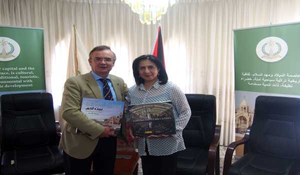 القنصل الإسباني العام  في زيارة وداعية لرئيسة بلدية بيت لحم 