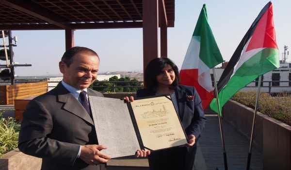 بلدية بيت لحم تكرم القنصل الإيطالي السابق وتمنحه مواطنة بيت لحم الفخرية 