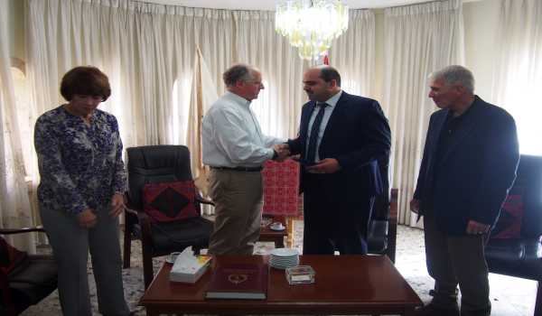 نائب رئيسة بلدية بيت لحم يستقبل عضو الكونغرس الأمريكي مايك كوناوي 