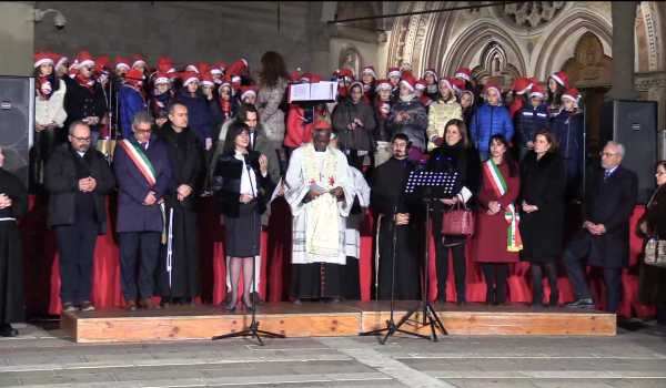  رئيسة بلدية بيت لحم تشارك في حفل إضاءة شجرة عيد الميلاد المجيد في أسيزي الإيطالية وتزور مديينة نورشيا التي تعرضت مؤخراً للزلزال