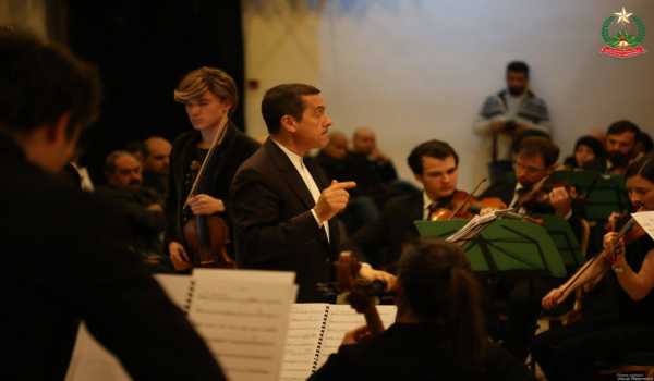 حفل موسيقي تحييه أوركسترا الموسيقيين الأوروبيين الشباب في مركز السلام بحضور بابون وعدد من الشخصيات الإعتبارية