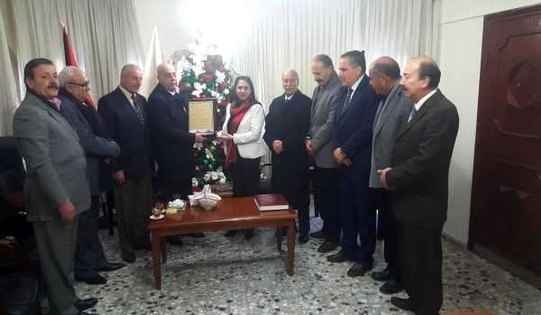 الهئية الوطنية للمتقاعدين العسكريين الفلسطينيين تقدم درعا تكريميا لرئيسة بلدية بيت لحم