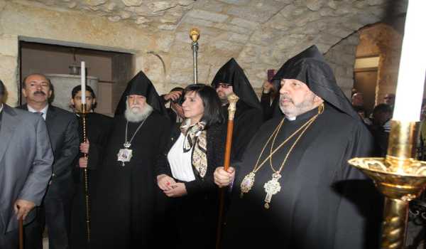 رئيسة وأعضاء مجلس بلدية بيت لحم يشاركون في استقبال غبطة بطريرك الأرمن نورهان مانوجيان