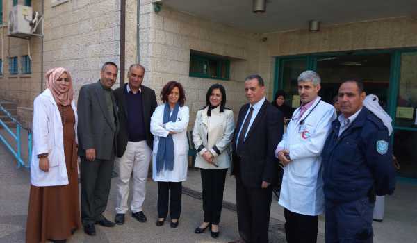 بابون في جولة تفقدية لمستشفى بيت جالا الحكومي بعد وصول  أجهزة جديدة لقسم غسيل الكلى والمستشفى يكرم بابون لدعمها المتواصل للقسم وسعيها لإحضار المكاينات الجديدة 