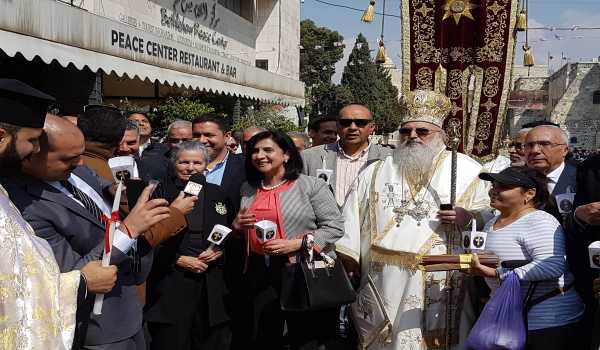 رئيسة بلدية بيت لحم تشارك في استقبال النور المقدس القادم من القدس 